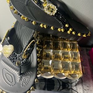 SIZE 9 NIB DESIGNER BLING SPIKE CROCS FLIP FLOPS